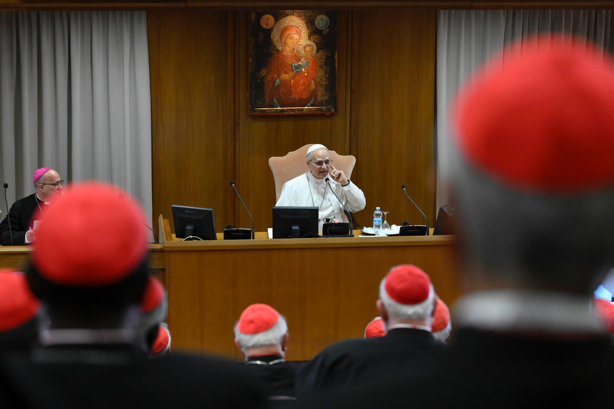 Papa Leão XIV se reúne com cardeais, no Vaticano, em 10 de maio de 2025.