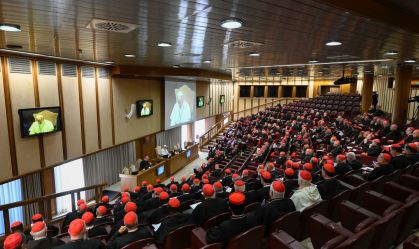 Papa Leão XIV se reúne com cardeais, no Vaticano, em 10 de maio de 2025.