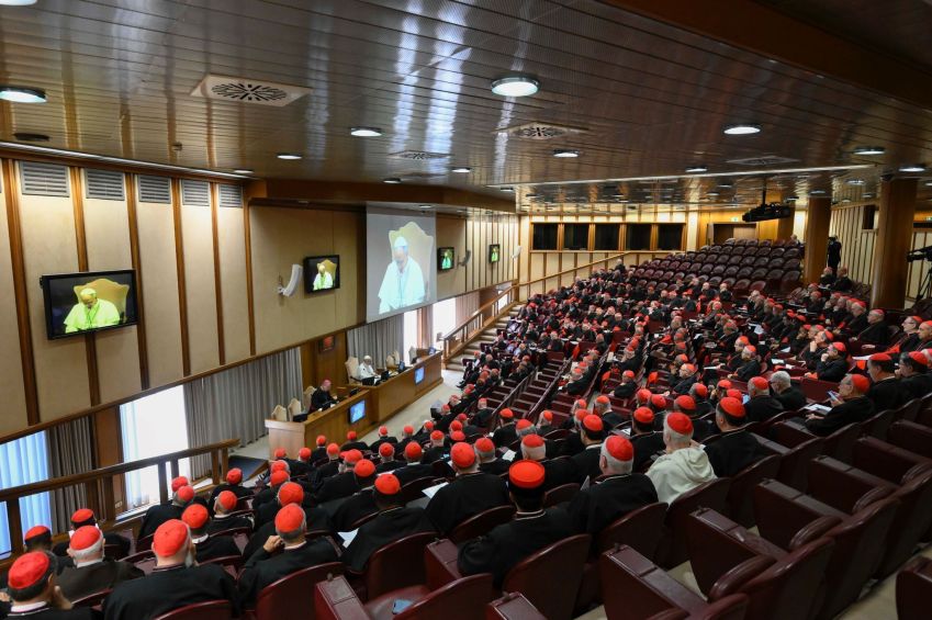 Papa Leão XIV se reúne com cardeais, no Vaticano, em 10 de maio de 2025. • Vatican Media