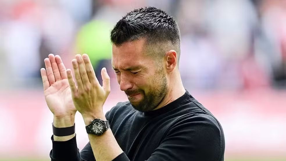 Francesco Farioli chora após perder o título holandês com o Ajax