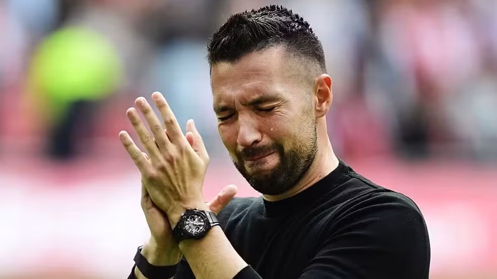 Francesco Farioli chora após perder o título holandês com o Ajax • Getty Images