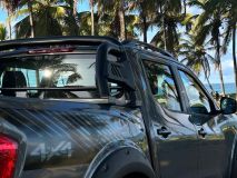 Nissan Frontier Attack 2025 conta com adesivos no visual