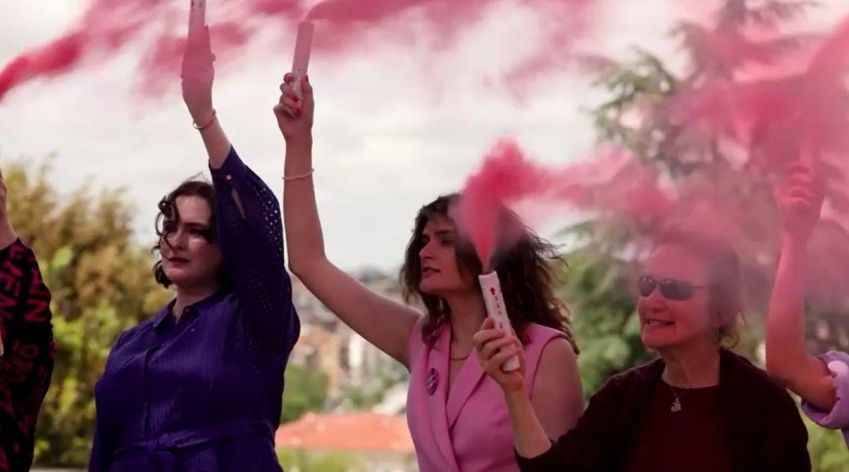 Ativistas soltando a fumaça rosa em protesto ao conclave de 2025 • VATICAN MEDIA / REUTERS