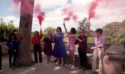 "Fumaça rosa": Ativistas protestam a favor de mulheres padres em Roma