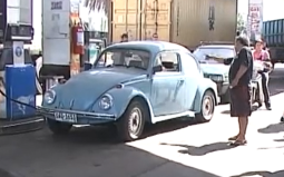 Pepe Mujica abastecendo seu fusca azul