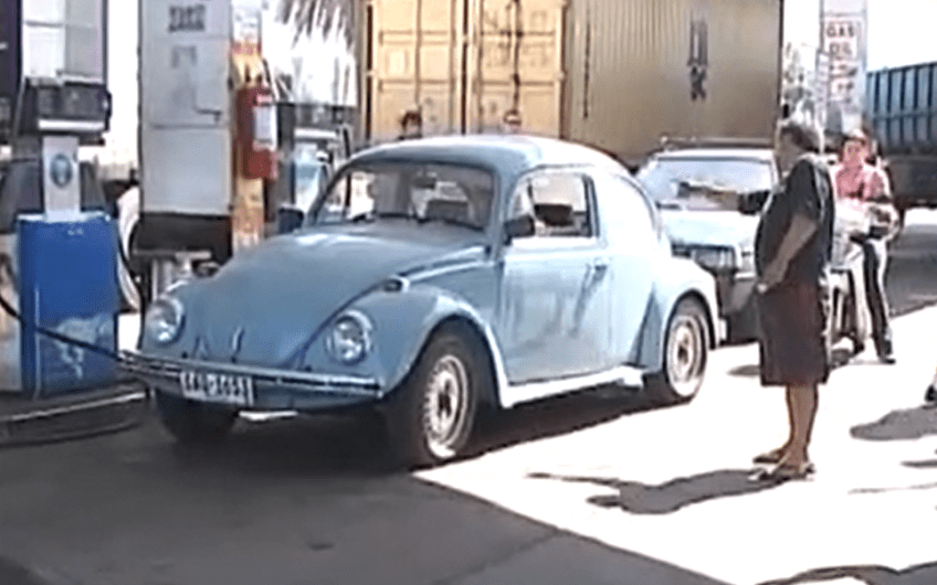 Pepe Mujica abastecendo seu fusca azul • CNN/TELEDOCE