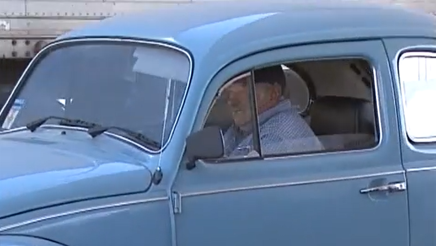 Pepe Mujica em seu fusca azul • CNN/TELEDOCE