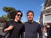 Gabriel Leone compartilha bastidor de "O Agente Secreto"