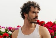 Ator diz ter deixado igreja após pai se assumir gay: "Não me via mais ali"