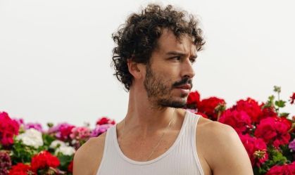 Ator diz ter deixado igreja após pai se assumir gay: "Não me via mais ali"
