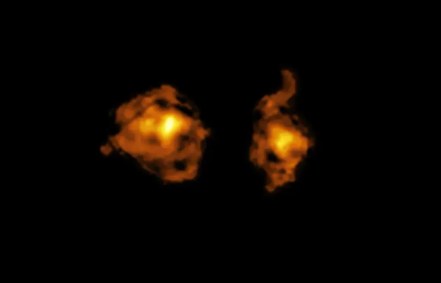 Imagem tirada pelo Atacama Large Millimeter/submillimeter Array (Alma) mostra o conteúdo de gás molecular das duas galáxias envolvidas na disputa cósmica