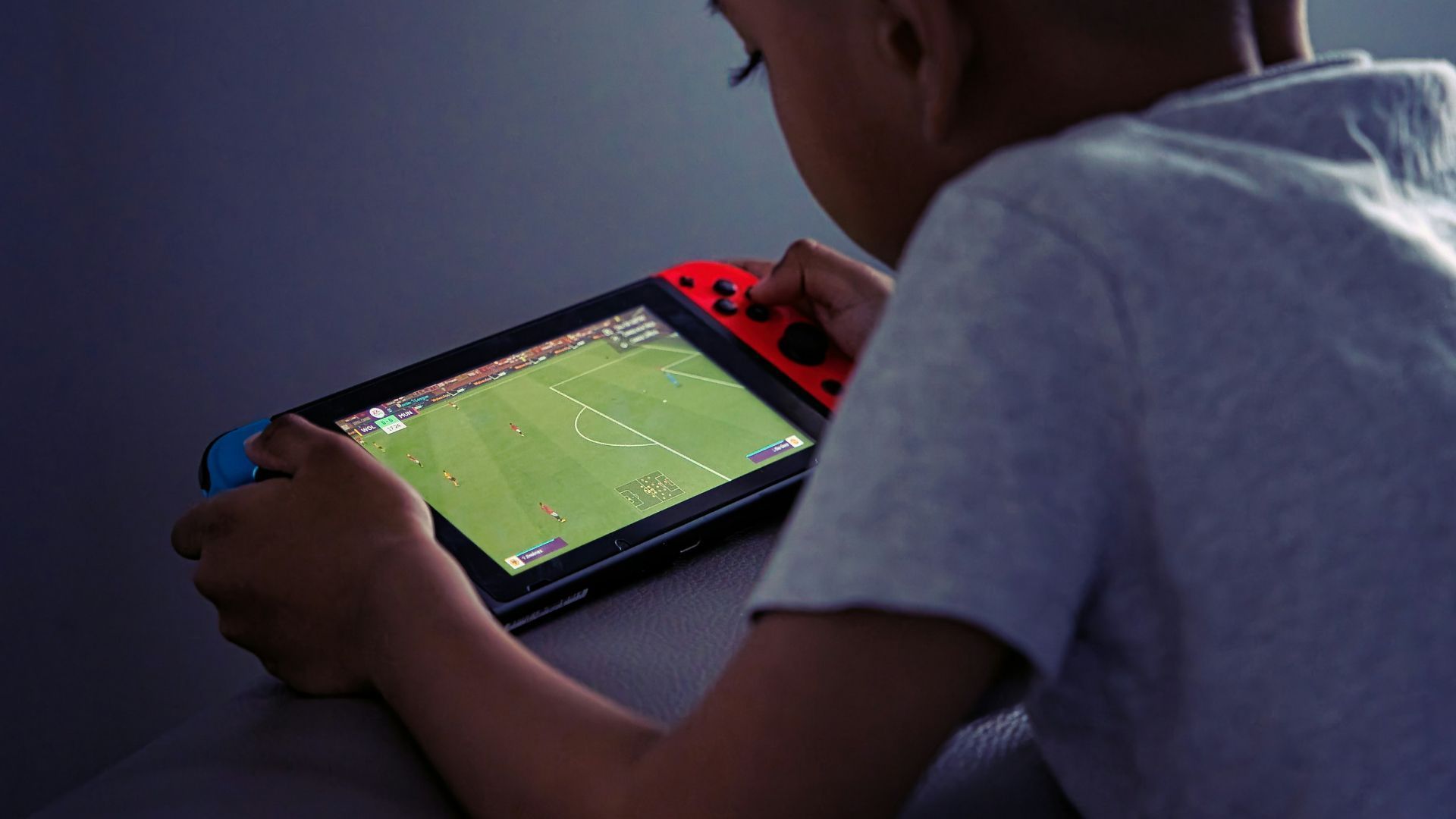 garoto-jogo-switch-dixit-dhinakaran-unsplash