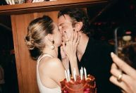 Gigi Hadid publica primeira foto ao lado de Bradley Cooper; veja