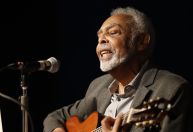 Gilberto Gil canta durante encontro sobre Ariano Suassuna na ABL