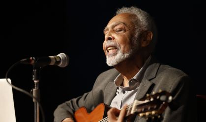 Gilberto Gil canta durante encontro sobre Ariano Suassuna na ABL