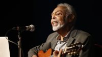 Gilberto Gil canta durante encontro sobre Ariano Suassuna na ABL