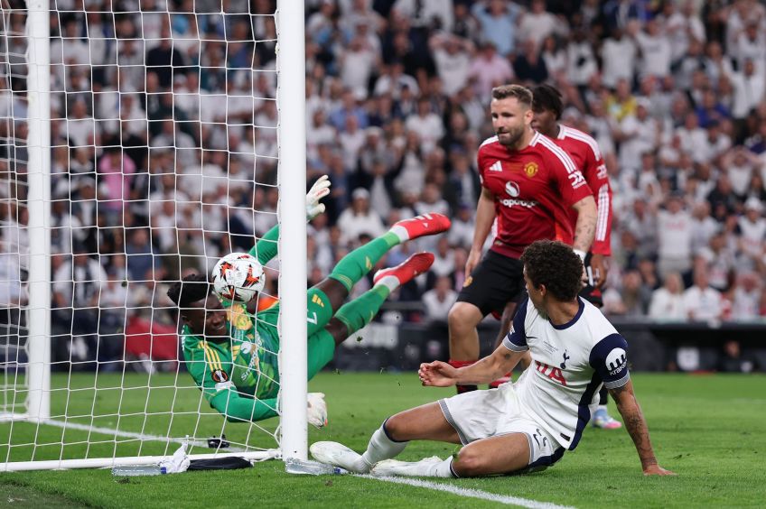 Momento em que a bola entra após desvio em Luke Shaw para o gol de Brennan Johnson, que deu o título da Europa League ao Tottenham • Michael Steele/Getty Images