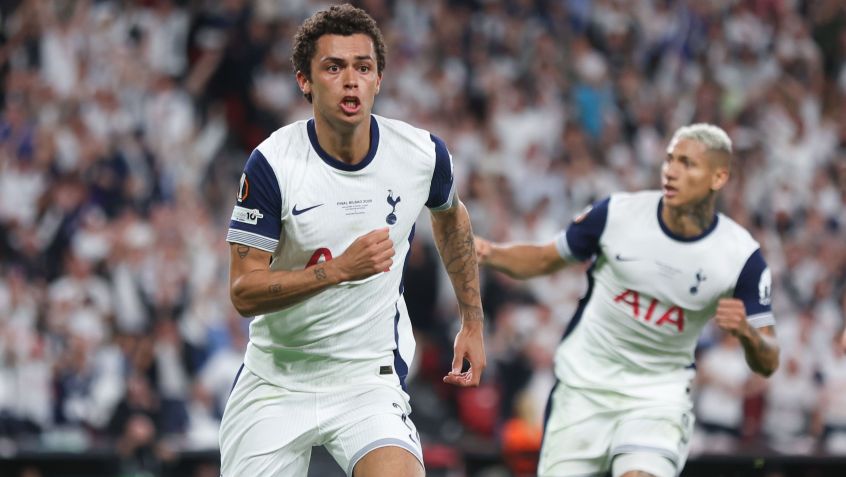 Brennan Johnson e Richarlison comemoram o gol do título do Tottenham na Europa League • Rob Newell - CameraSport via Getty Images