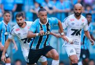 Grêmio vence, deixa o Z4 e empurra o Santos para penúltimo no Brasileirão