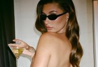 Hailey Bieber posa de topless segurando drink: "Saúde"