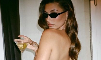 Hailey Bieber posa de topless segurando drink: "Saúde"