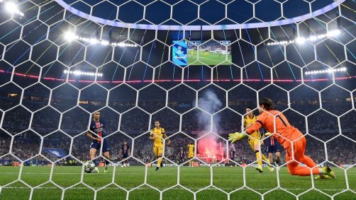 Hakimi finaliza para o gol e abre o placar para o PSG na final da Champions League contra a Inter de Milão