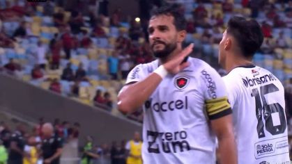 A comemoração de Henrique Dourado contra o Flamengo