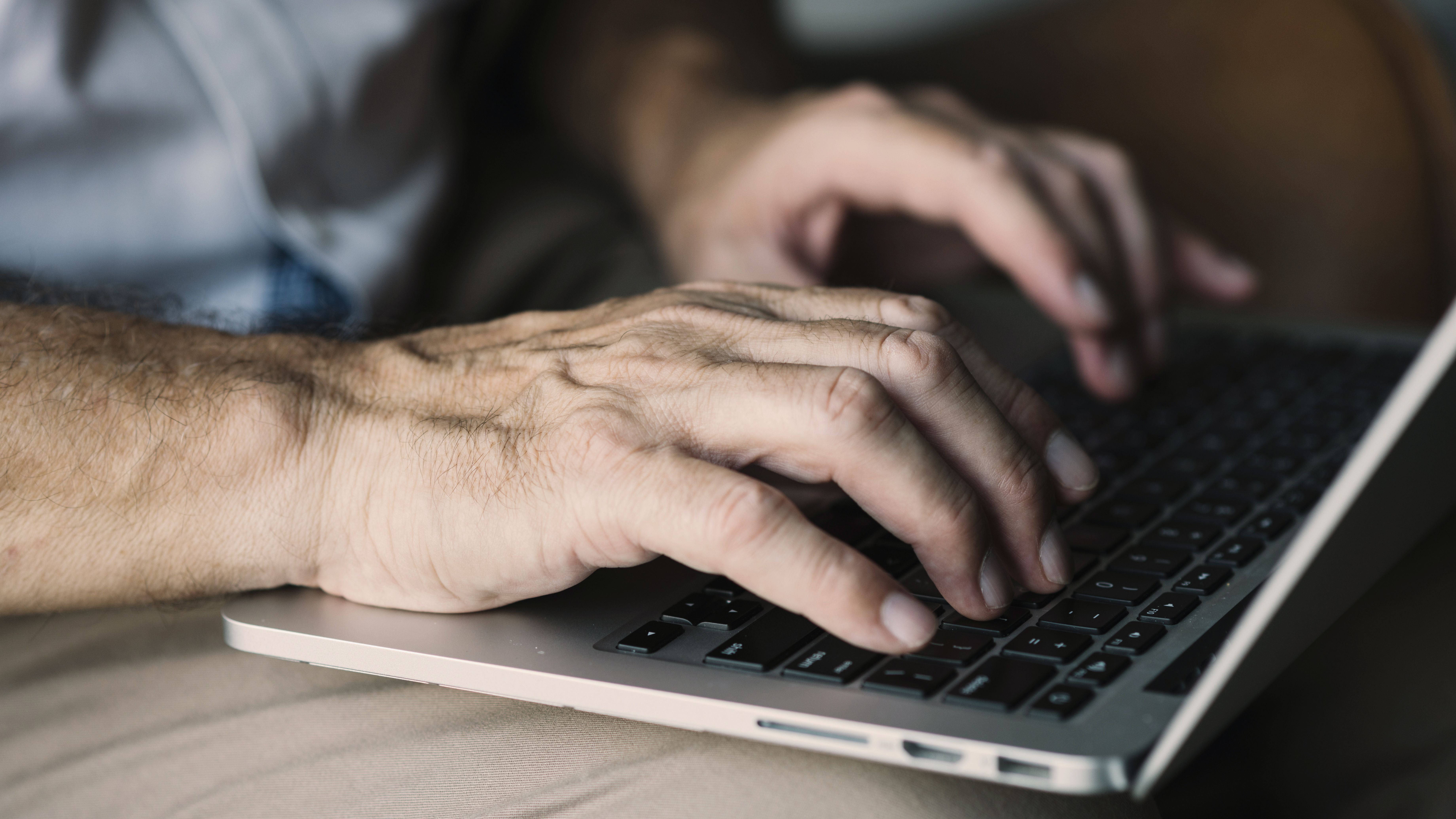 homem fazendo curso on-line