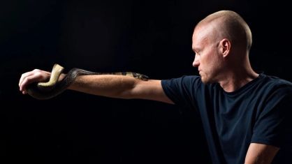 Homem que se injetou com veneno de cobra por 18 anos