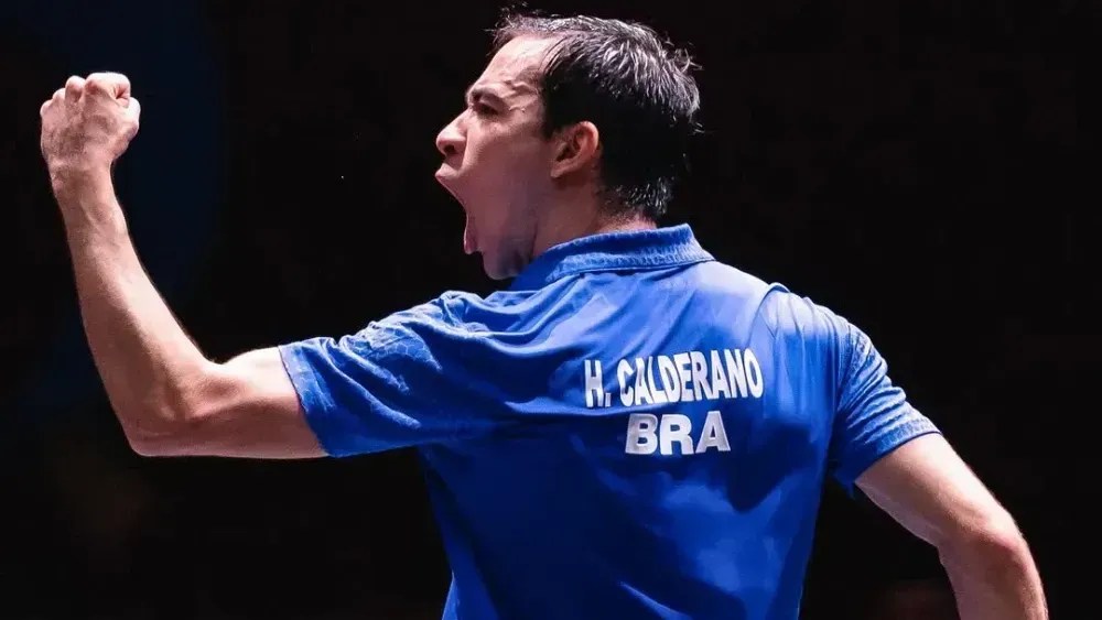 Hugo Calderano comemora vitória no Mundial de tênis de mesa