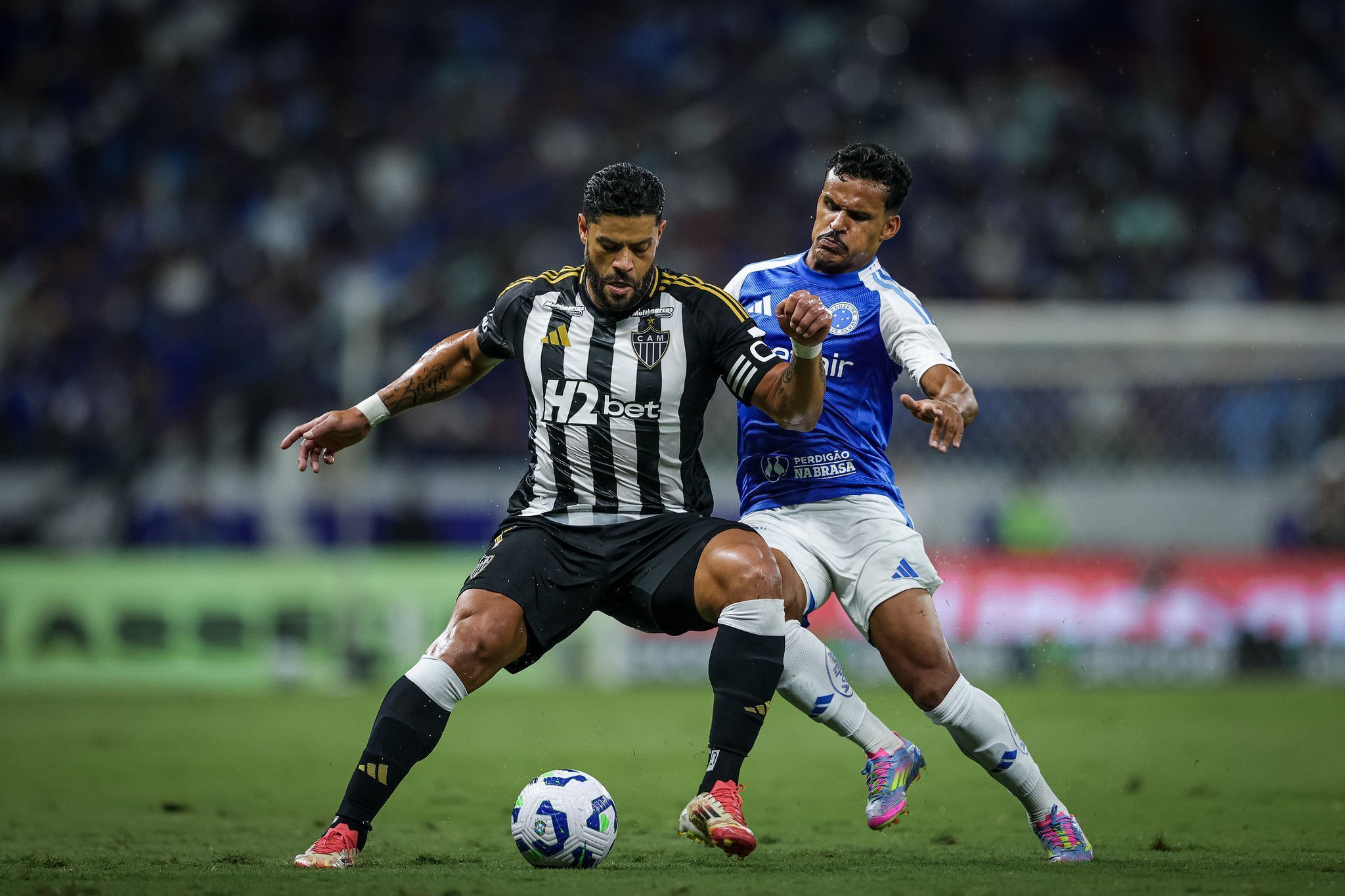 Hulk em ação no clássico entre Cruzeiro e Atlético-MG