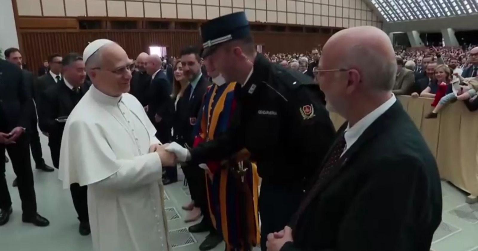 Papa Leãos XIV se encontra com funcionários do Vaticano.