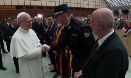 Papa Leão XIV se reúne com funcionários do Vaticano pela primeira vez