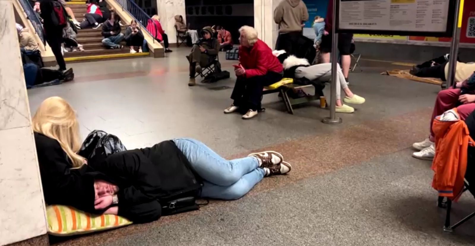 Moradores de Kiev se abrigam no metrô durante ataque da Rússia