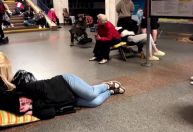 Moradores de Kiev se escondem no metrô durante ataque da Rússia