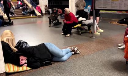 Moradores de Kiev se escondem no metrô durante ataque da Rússia