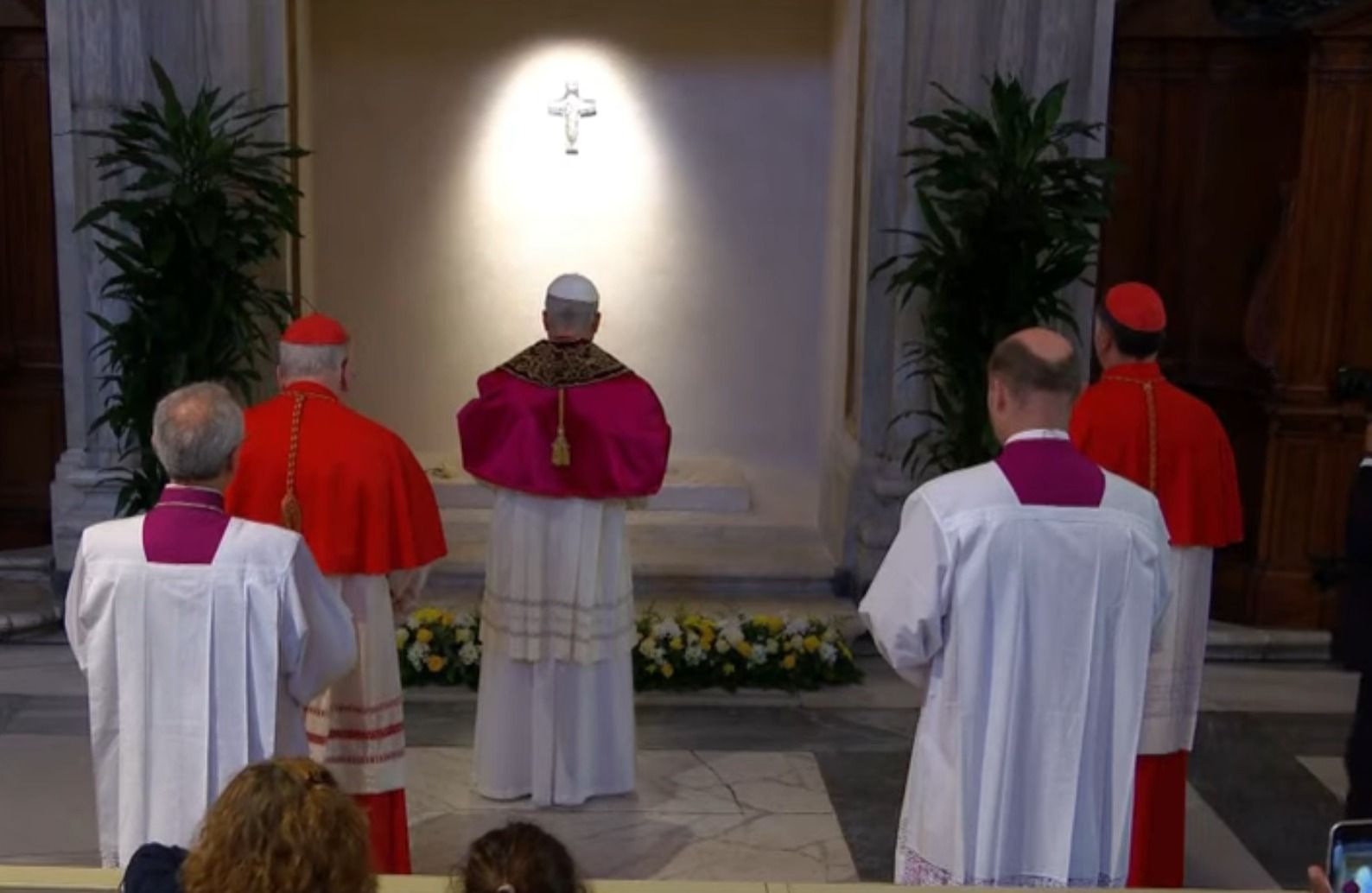Papa Leão XIV visita túmulo de papa Francisco
