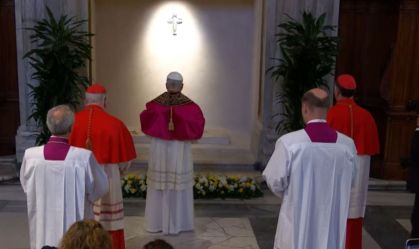 Papa Leão XIV visita túmulo de papa Francisco pela segunda vez