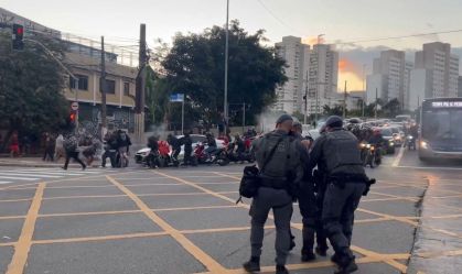 PM e manifestantes entram em confronto na região da Favela do Moinho em SP
