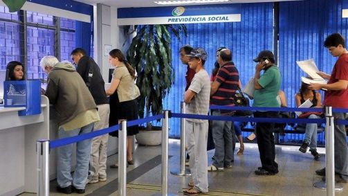 Fila em agência do Instituto Nacional do Seguro Social (INSS)