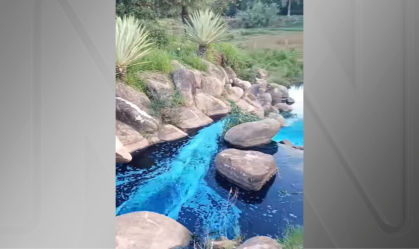 MP abre inquérito para apurar o vazamento de corante em córrego de SP