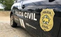 Mãe rasga roupas, tenta matar bebê de 3 meses por vingança e acaba presa
