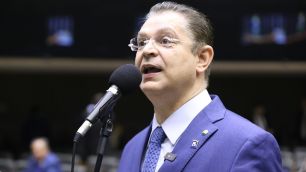 "Denunciaremos Moraes em embaixadas", diz Sóstenes após prisão de Bolsonaro