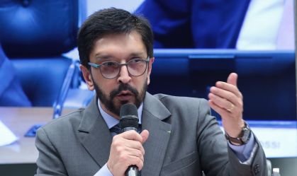 Nunes sobre diretores afastados: Aluno é condenado a não aprender?