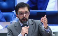 Nunes sobre diretores afastados: Aluno é condenado a não aprender?