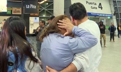 "Nos trataram como animais", relata imigrante chileno deportado pelos EUA