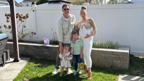 Kelly Spill, 33, com o marido e os dois filhos
