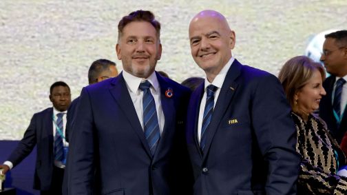 Alejandro Domínguez e Gianni Infantino em congresso da Fifa no Paraguai