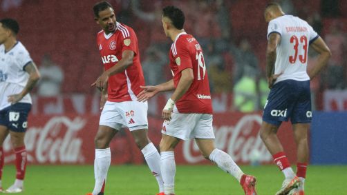 Borré e Fernando comemoram o gol da virada do Inter sobre o Bahia na Libertadores