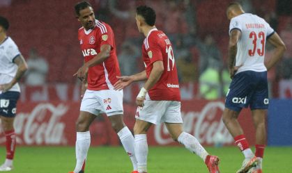 Borré e Fernando comemoram o gol da virada do Inter sobre o Bahia na Libertadores